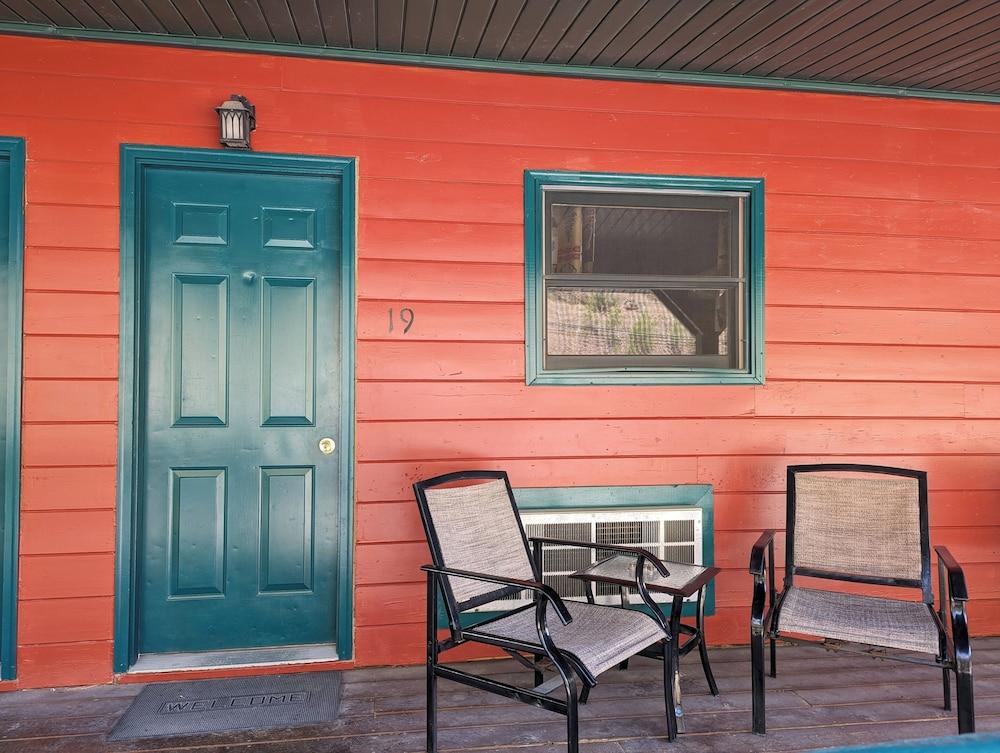 Ponderosa Pines Inn and Cabins photo 45