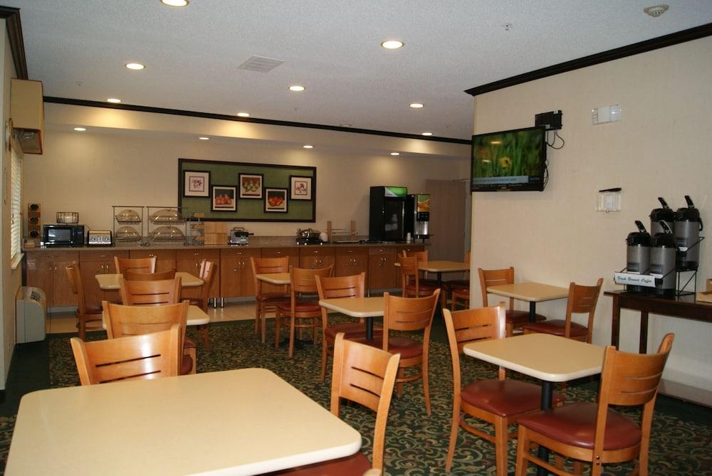 Baymont by Wyndham Coon Rapids photo 17