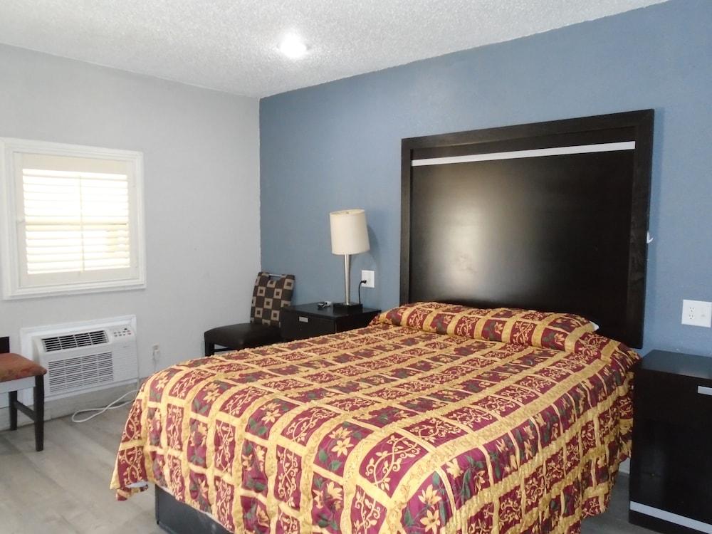 Town House Motel photo 30