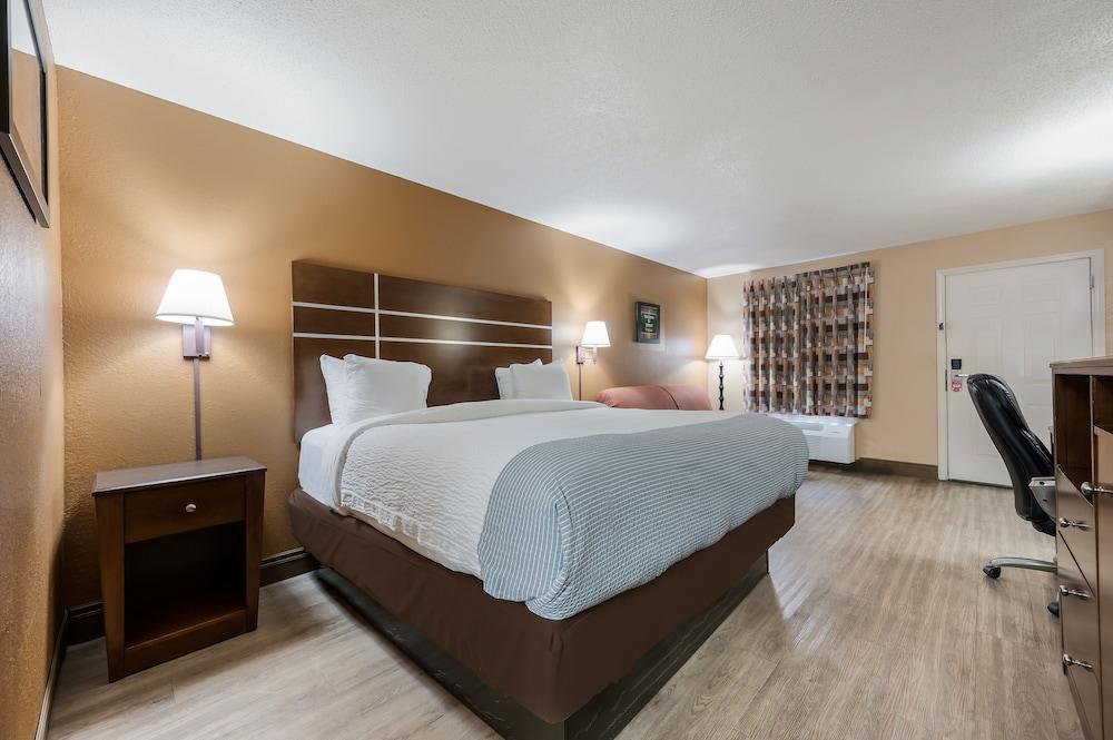 Econo Lodge Selmer photo 15