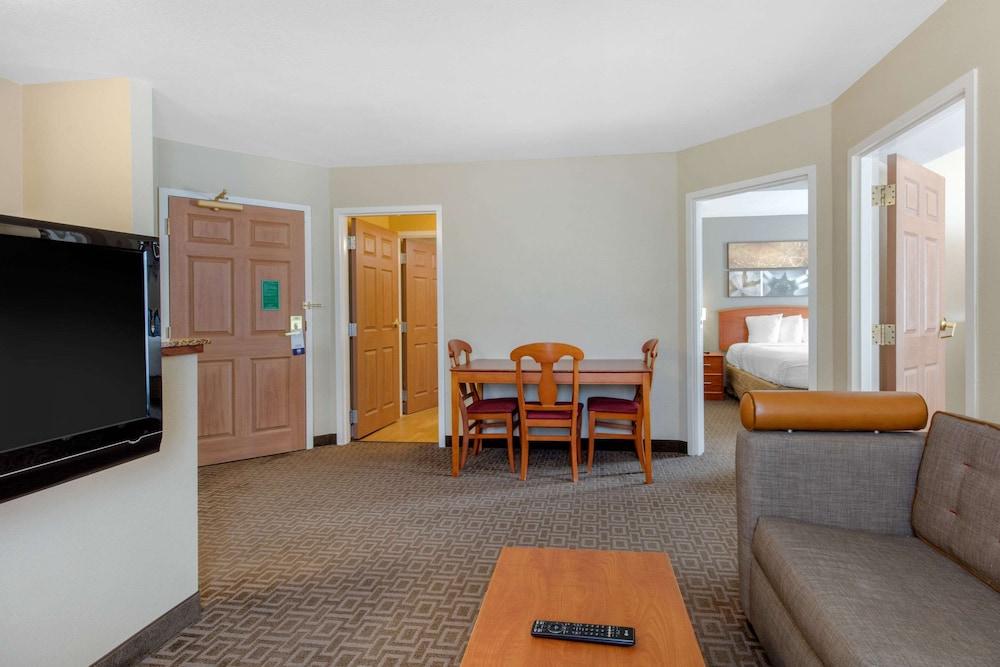 Suburban Studios Birmingham Homewood I-65 photo 15