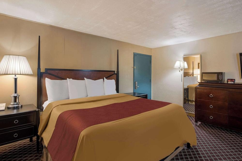 Rodeway Inn photo 12