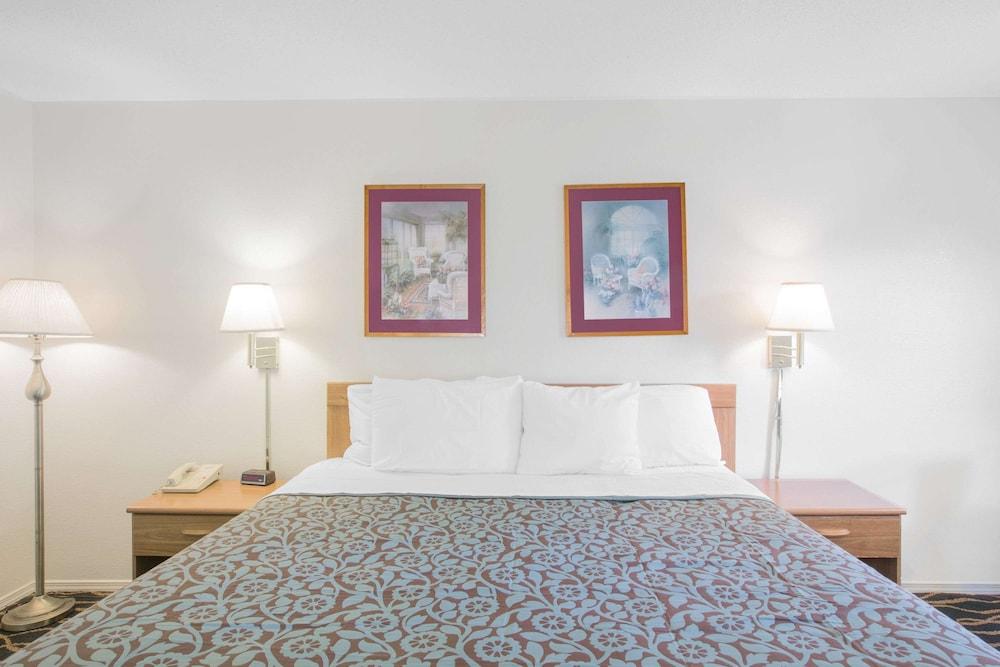 Days Inn by Wyndham Hardy photo 2