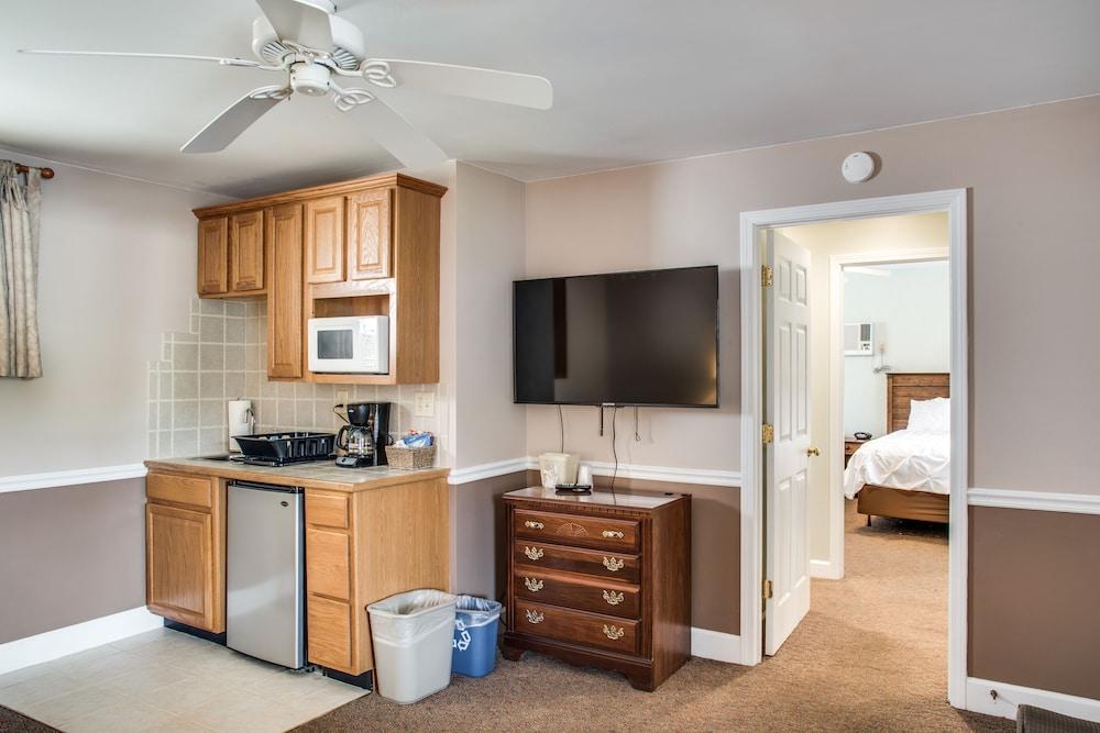 Boxwood Lodge photo 97