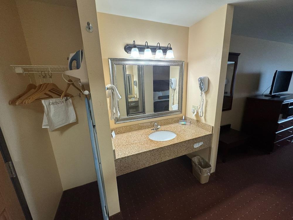 Americas Best Value Inn St. Robert photo 9