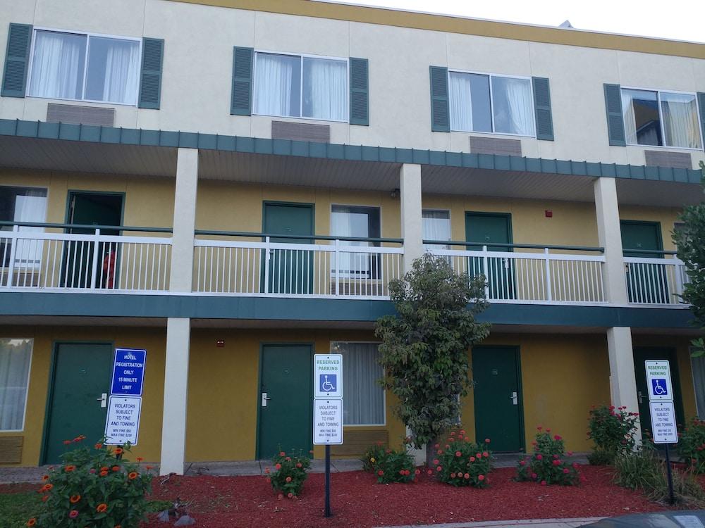 Super 8 by Wyndham New Cumberland photo 61