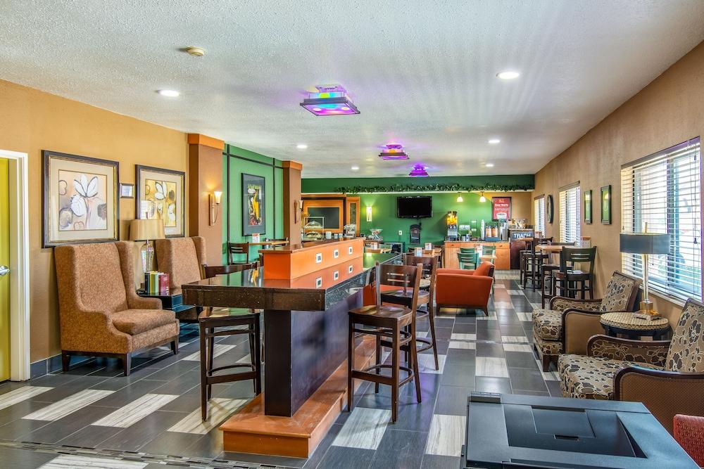 Econo Lodge Topeka at Wanamaker photo 10