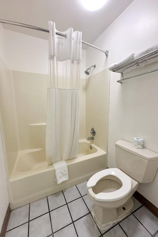 Bonita Lakes Inn by Capital O Meridian I20 photo 46