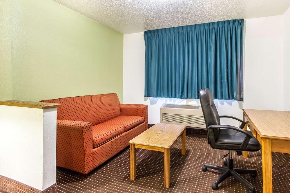 Econo Lodge Inn & Suites Pekin - Peoria Area photo 30