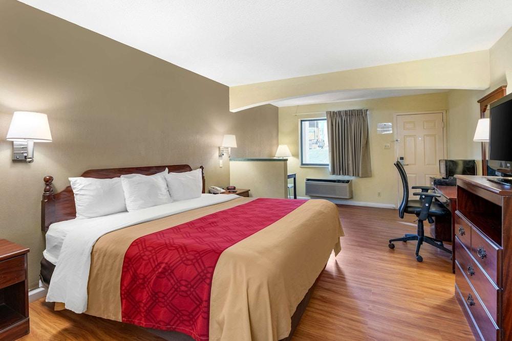 Econo Lodge Inn & Suites Southeast photo 18