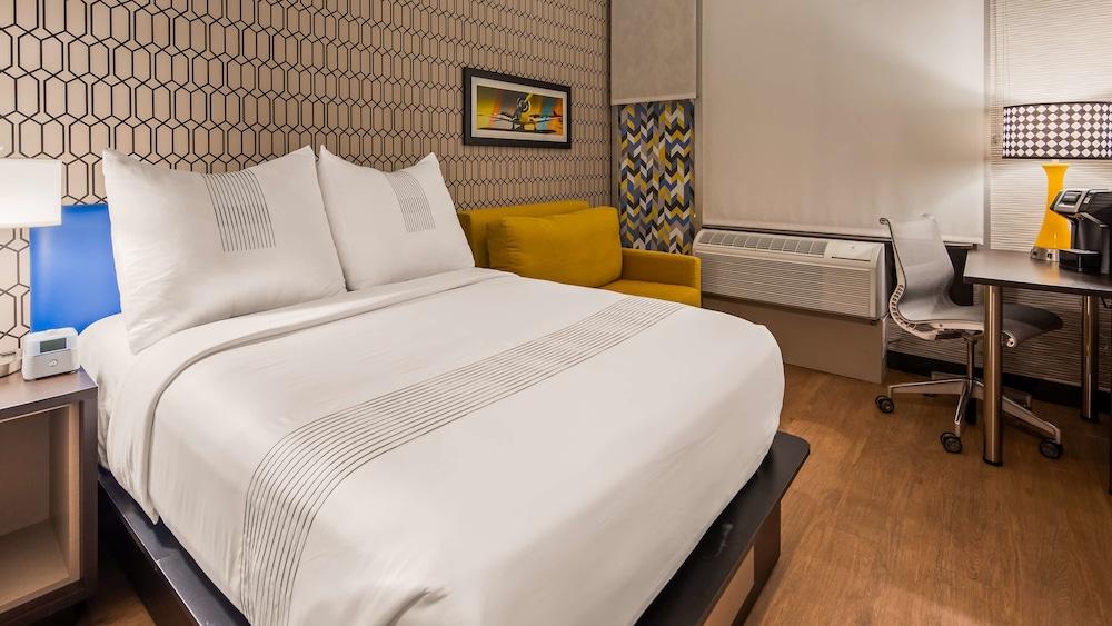 GLō Best Western Brooklyn NYC photo 13