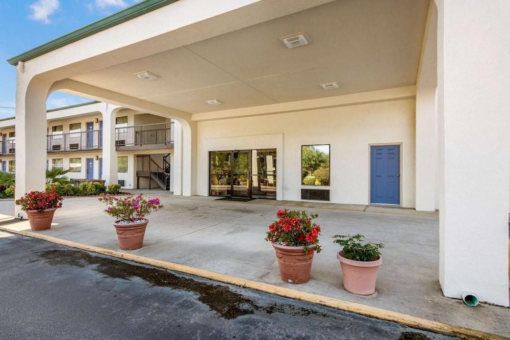 Rodeway Inn & Suites photo 56