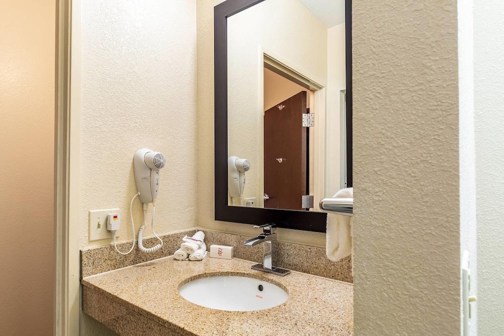 Red Roof Inn PLUS+ & Suites Houston - IAH Airport SW photo 25