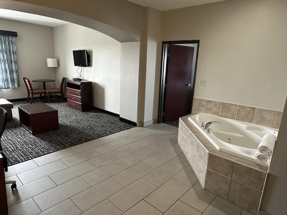 La Quinta Inn & Suites by Wyndham Oklahoma City -Yukon photo 22