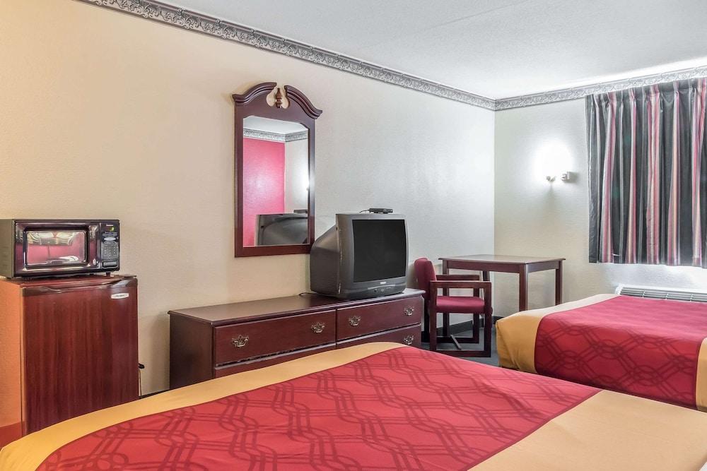 Econo Lodge Reading Airport photo 14