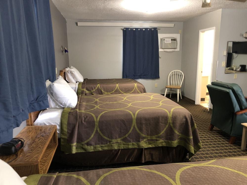 Hawkeye Motel photo 7