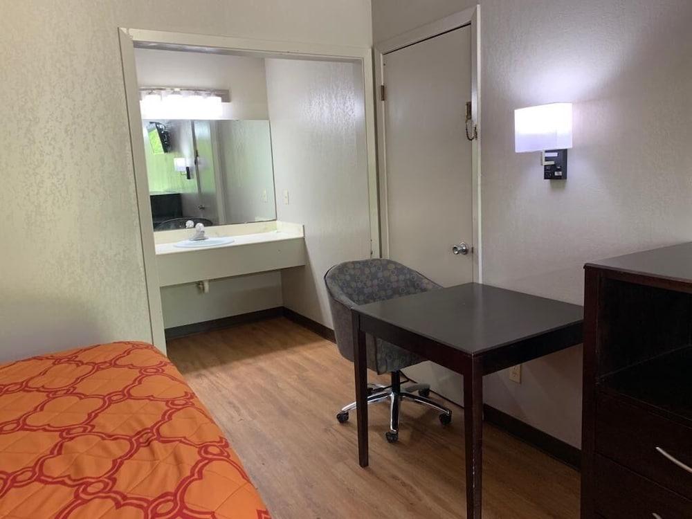 Relax Inn & Suites photo 5