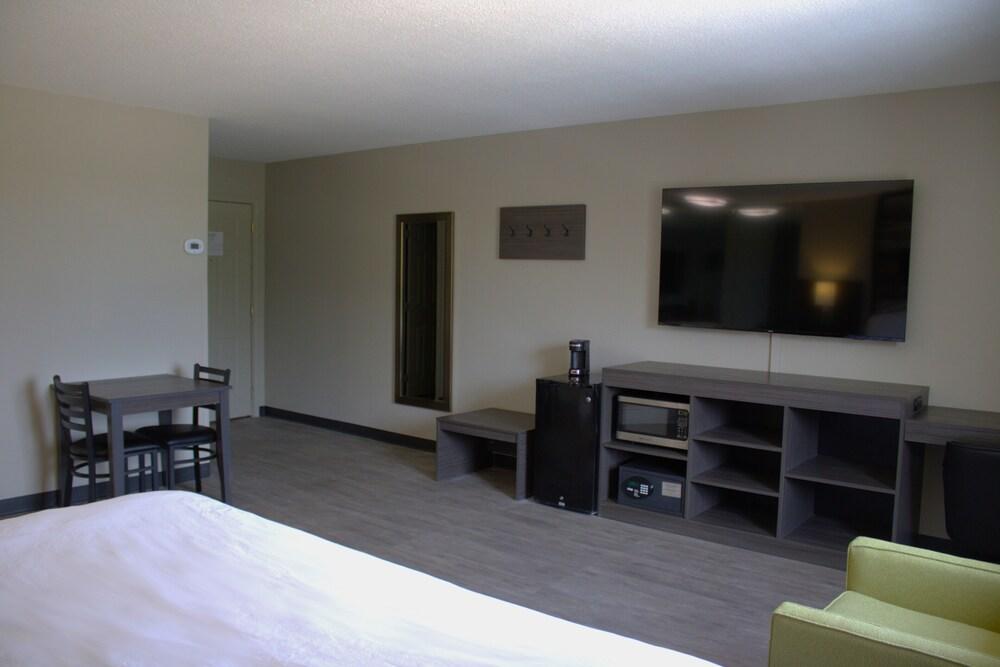 Boarders Inn & Suites photo 50