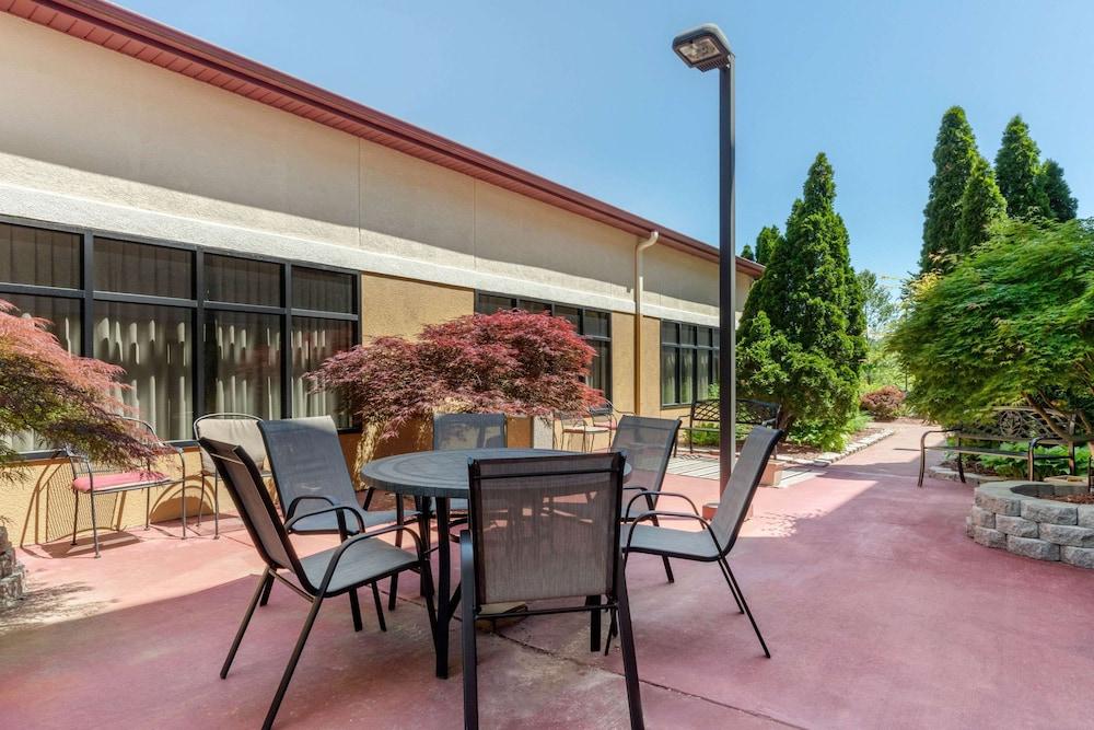 Comfort Suites Rolla photo 54