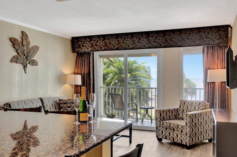 Seaside Luxury Oasis with balcony photo 41