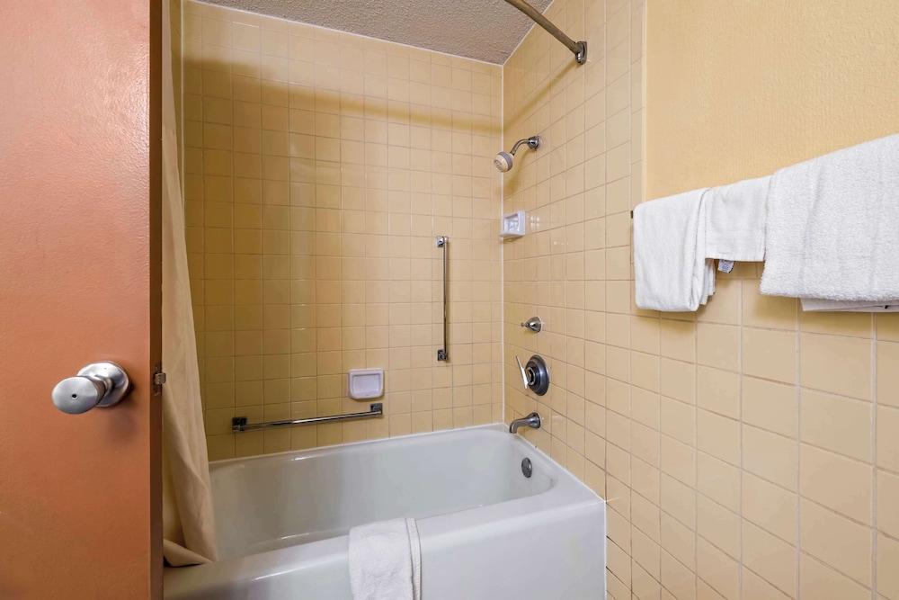 Rodeway Inn Monroe photo 31