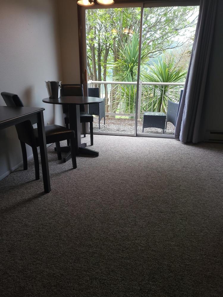 Lakeshore Lodge photo 26