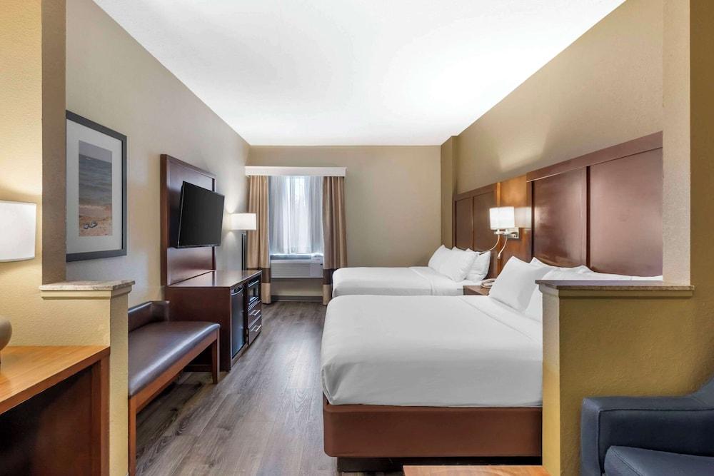 Comfort Suites photo 14