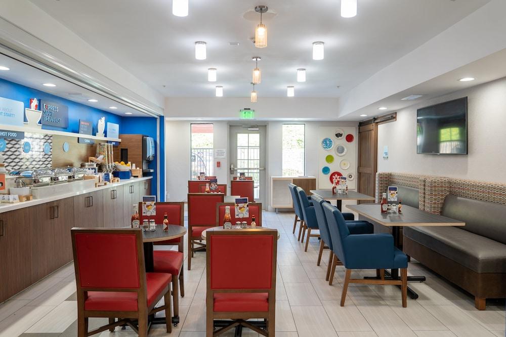 Holiday Inn Express & Suites Lake Forest by IHG photo 29