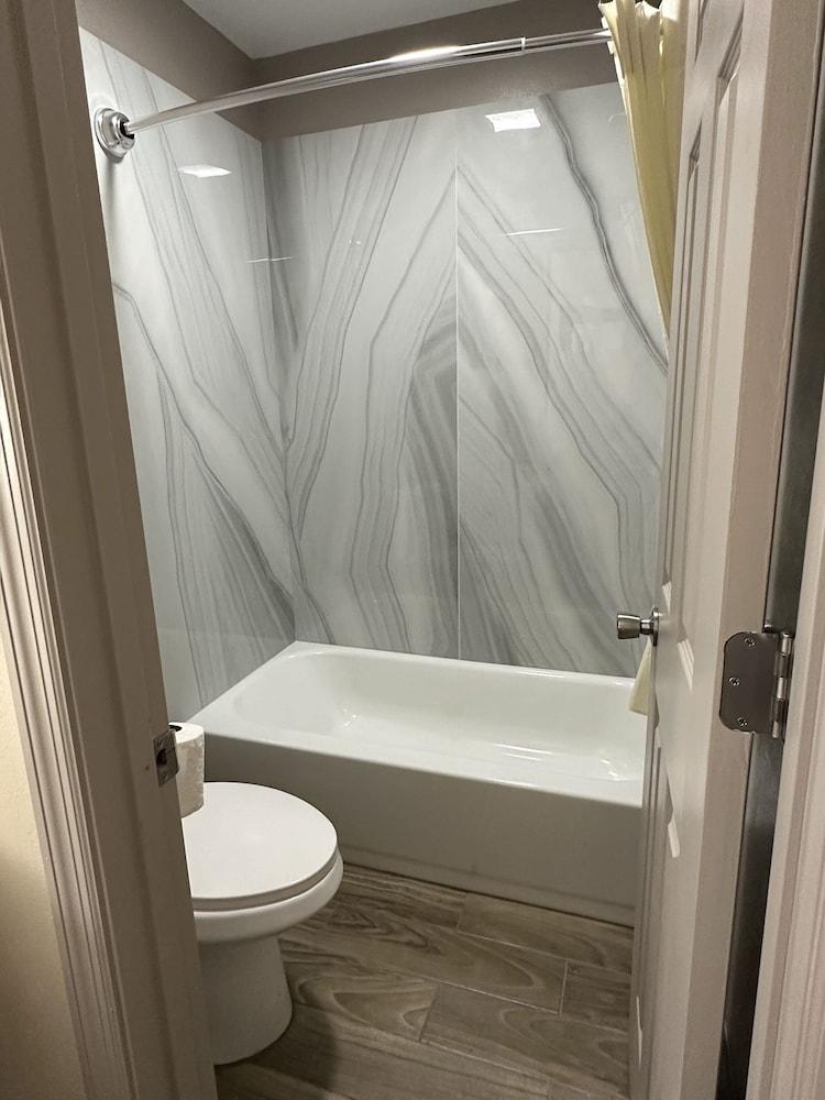 Express Inn & Suites photo 20