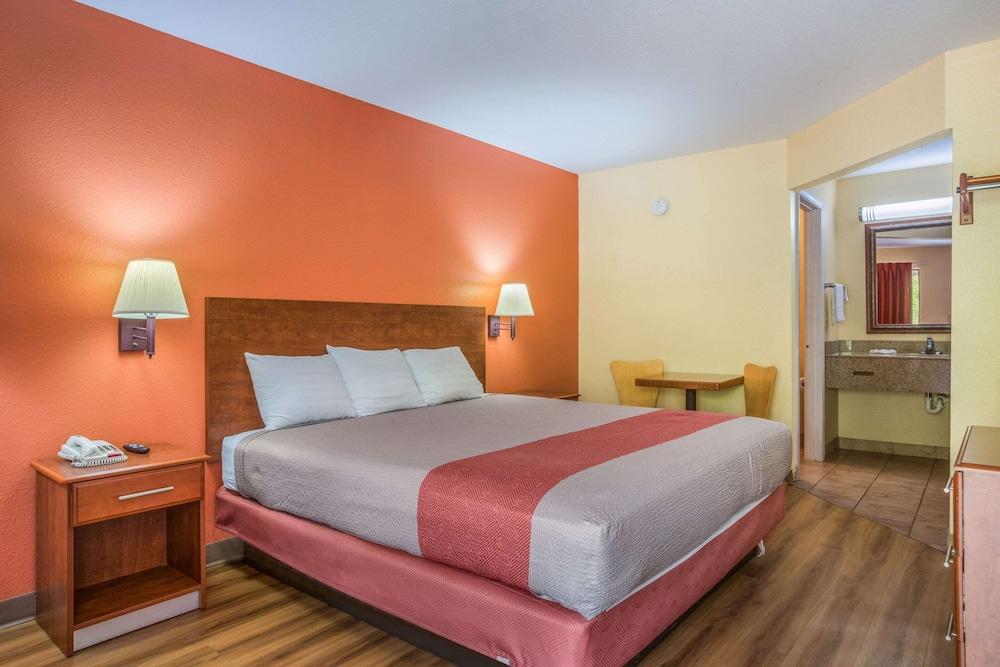 Rodeway Inn & Suites photo 2