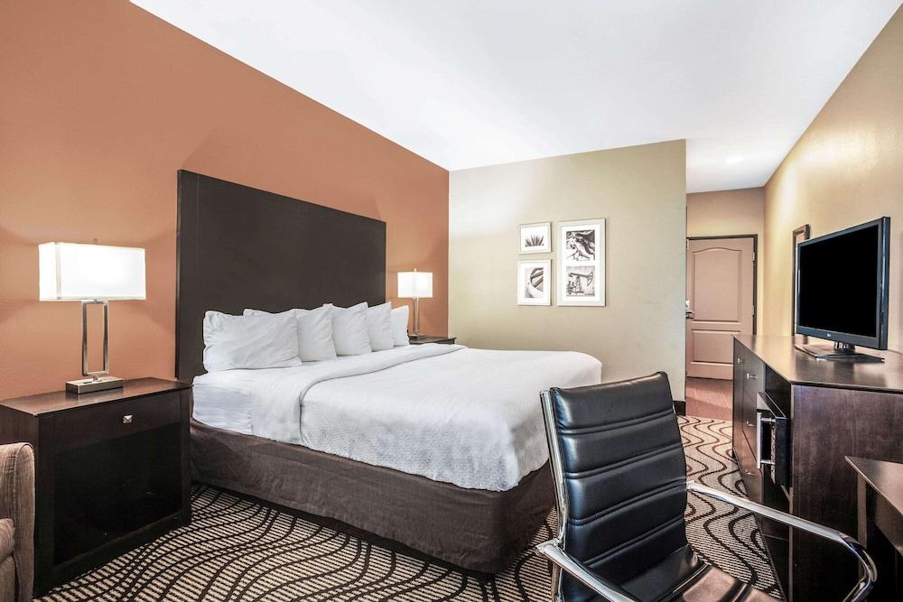 La Quinta Inn & Suites by Wyndham Beeville photo 9