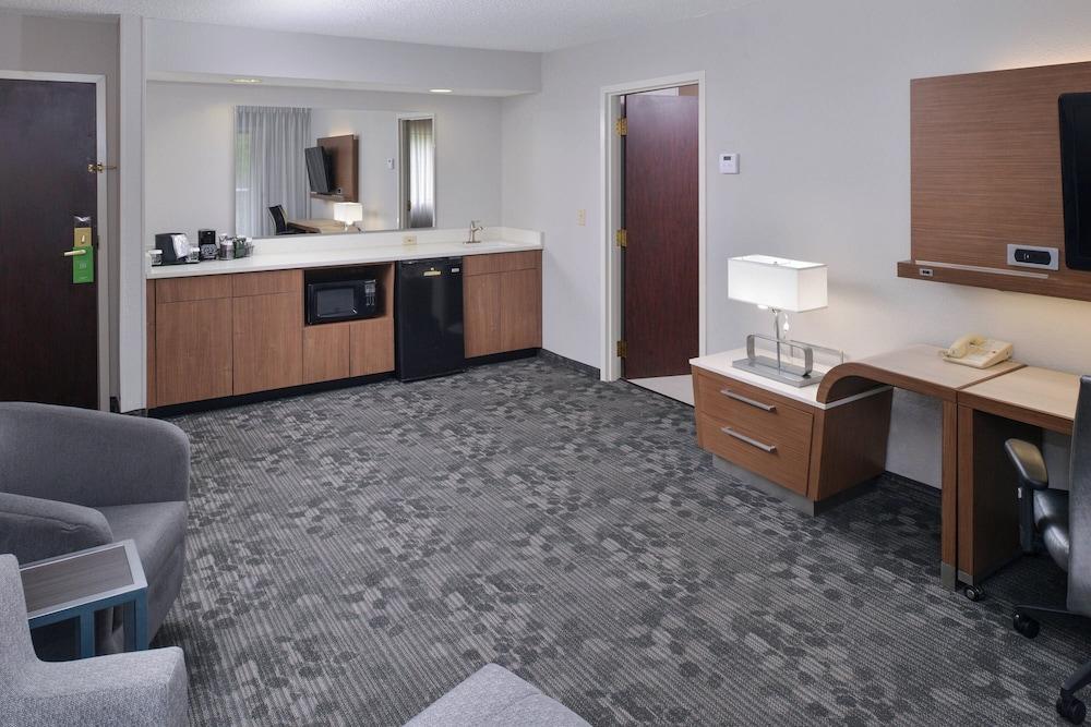 Courtyard Suwanee by Marriott photo 12