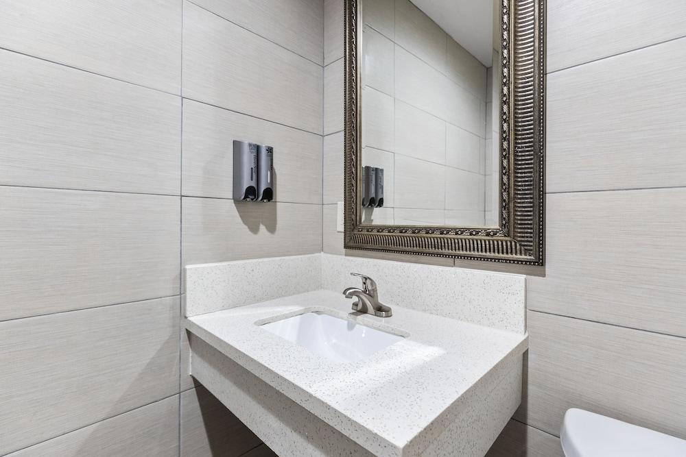 Le Blanc Inn & Suites photo 26