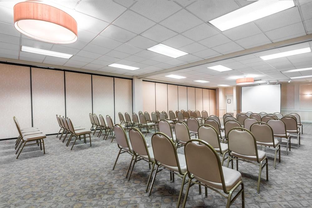 Quality Inn & Suites Conference Center photo 31