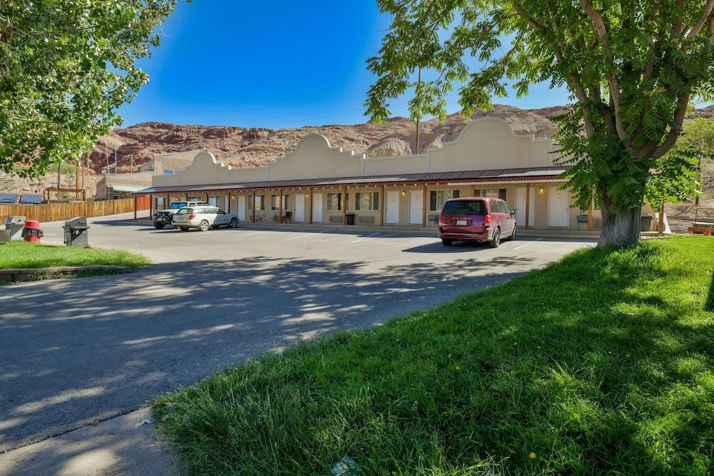 Adventure Inn & Motel photo 3