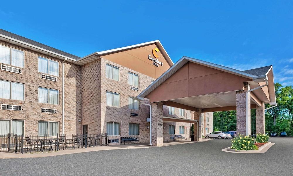 Comfort Inn Whitehall near Michigan's Adventure photo 22