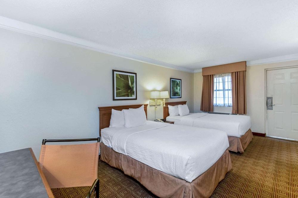 Townhouse Garden Inn & Suites San Antonio I 35 photo 21