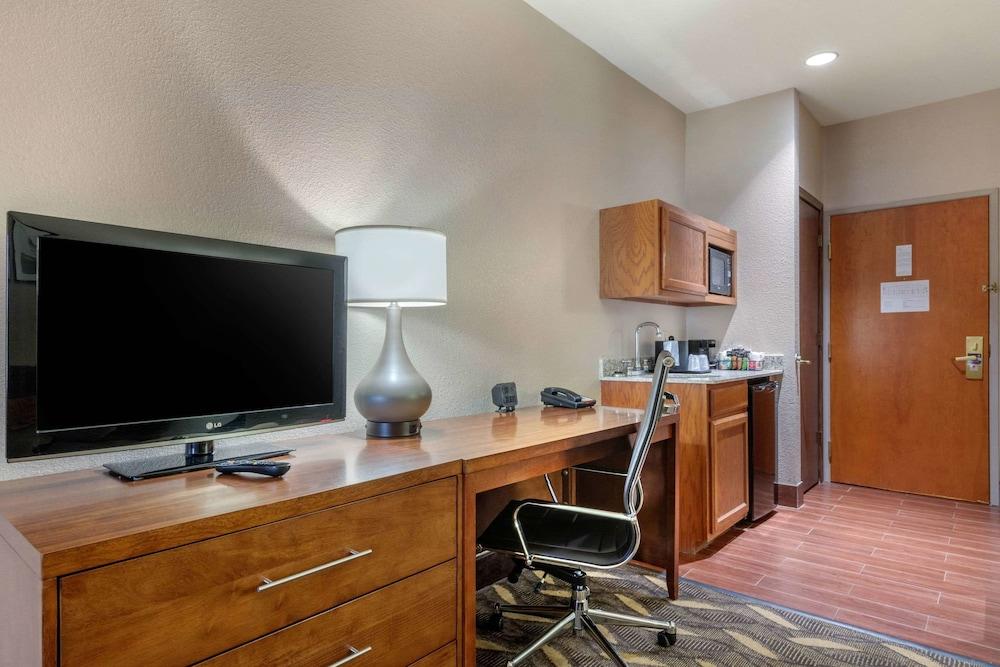 Comfort Suites Rolla photo 42