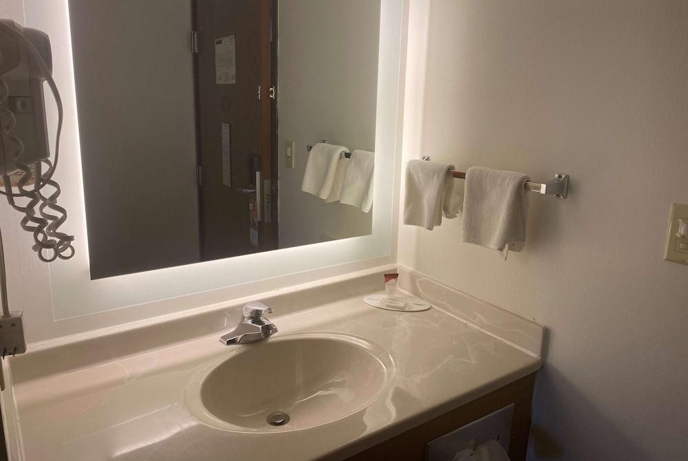 Howard Johnson by Wyndham Manteno photo 18