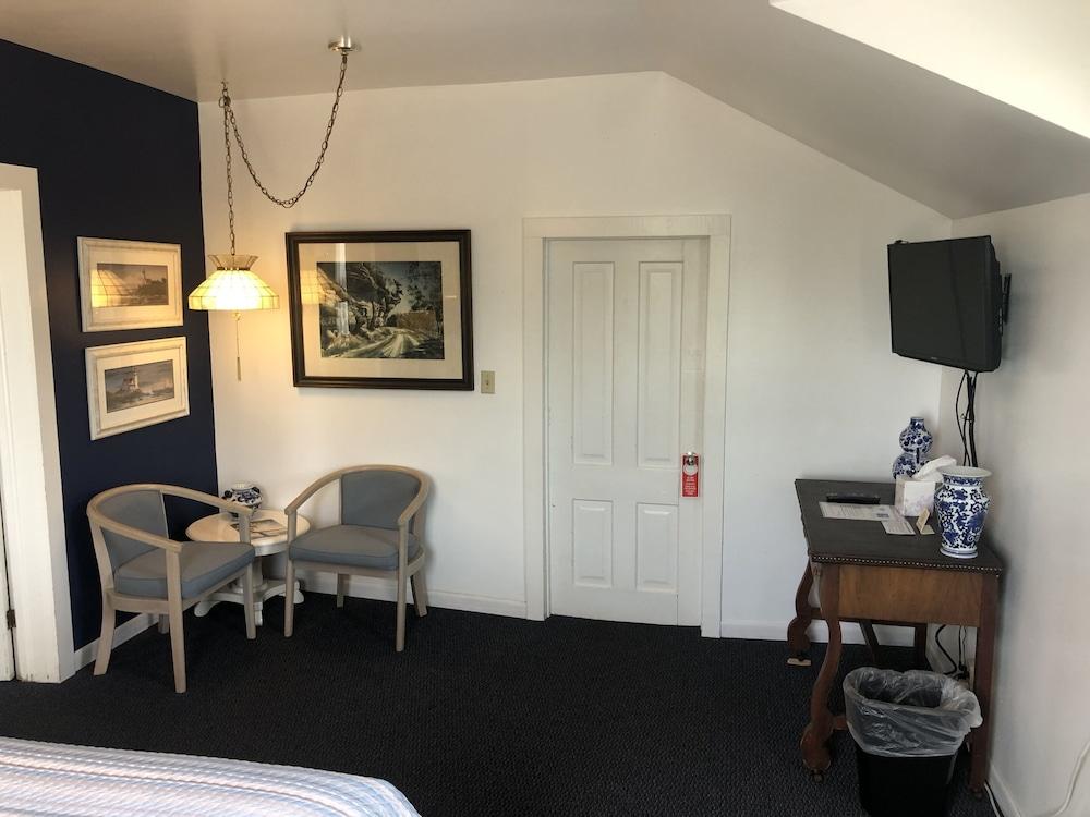 Harbor's Edge Motel photo 16