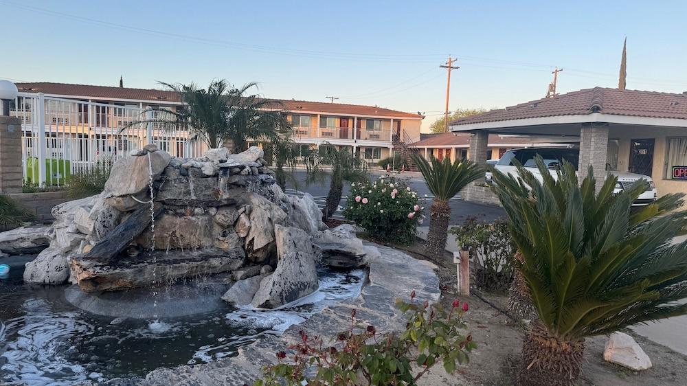 PACIFIC EXPRESS INN photo 2