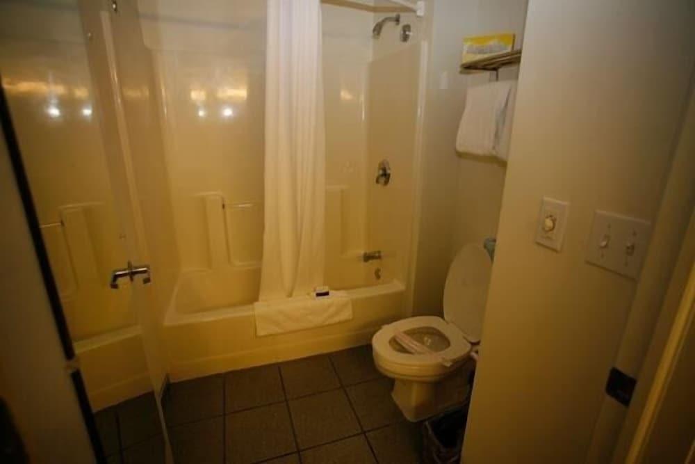 Chalet Motel Mequon photo 15