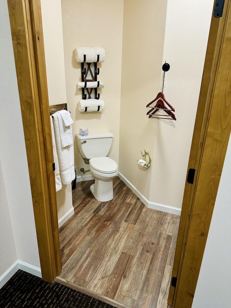 Grizzly Lodge Motel photo 18