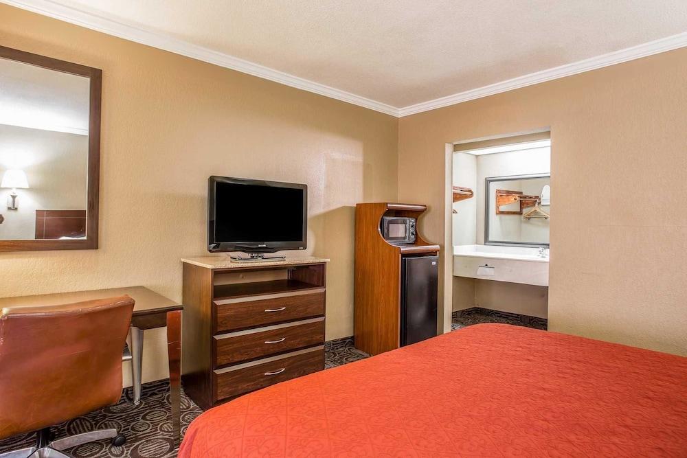 Quality Inn & Suites Ft. Jackson Maingate photo 44