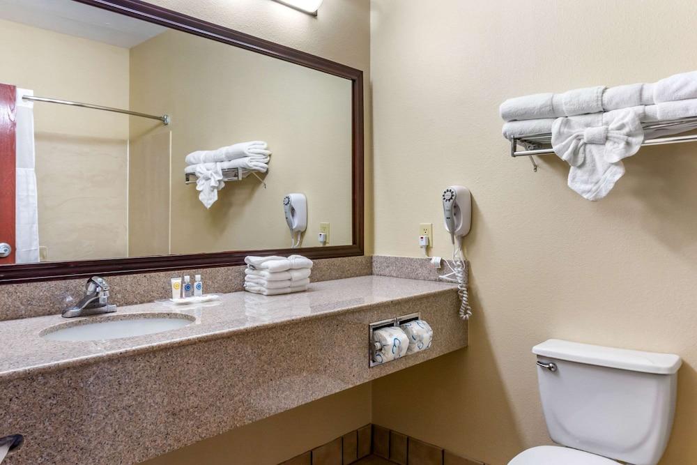 Comfort Suites Plainview photo 17