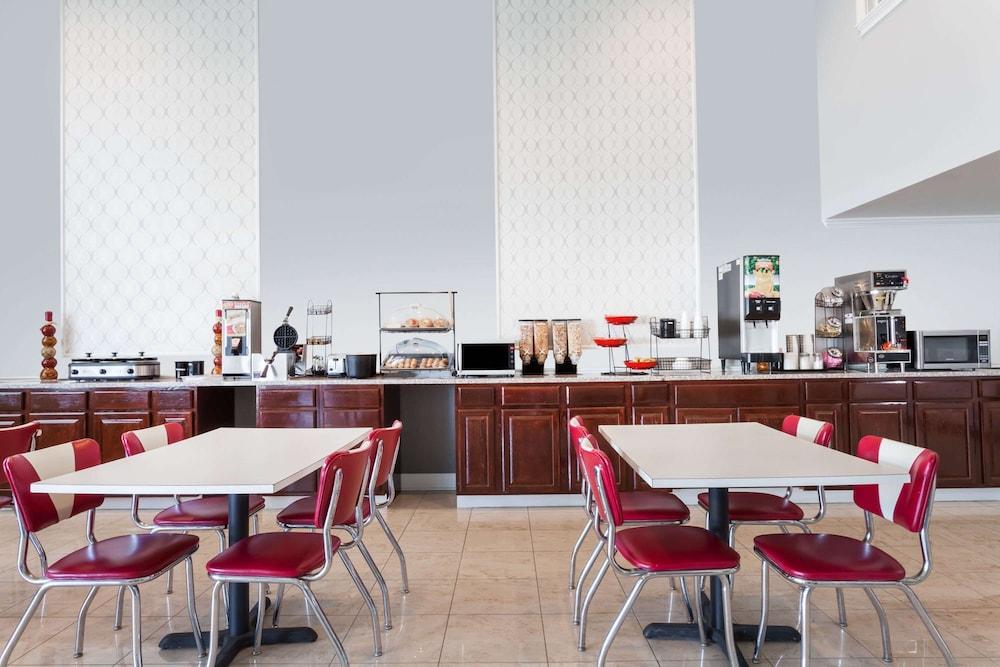 Ramada by Wyndham Henderson/Evansville photo 35
