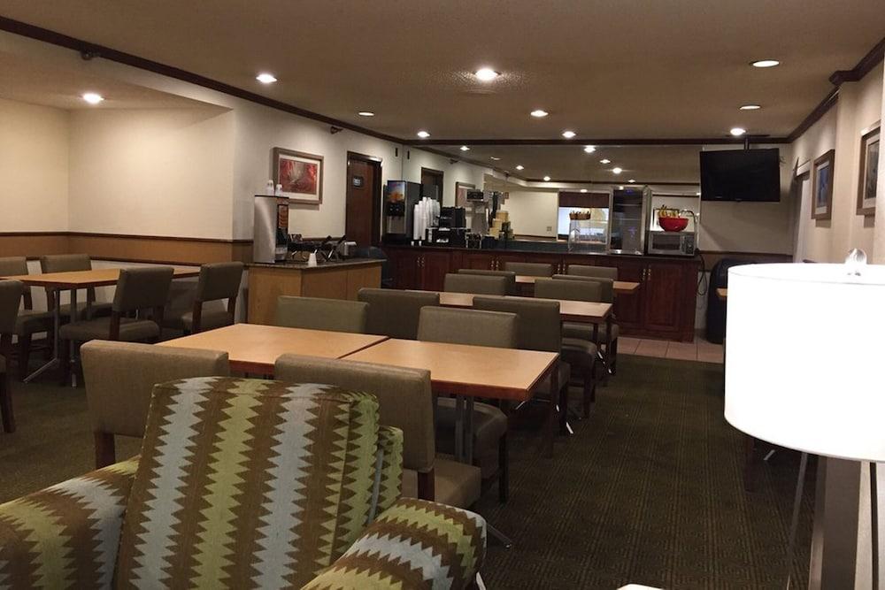 Norwood Inn & Suites by BlissPoint Post Rd Indianapolis photo 8