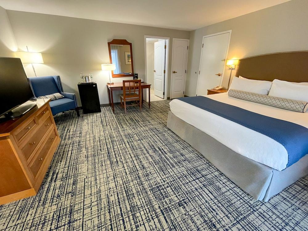 Water's Edge Resort & Spa photo 16