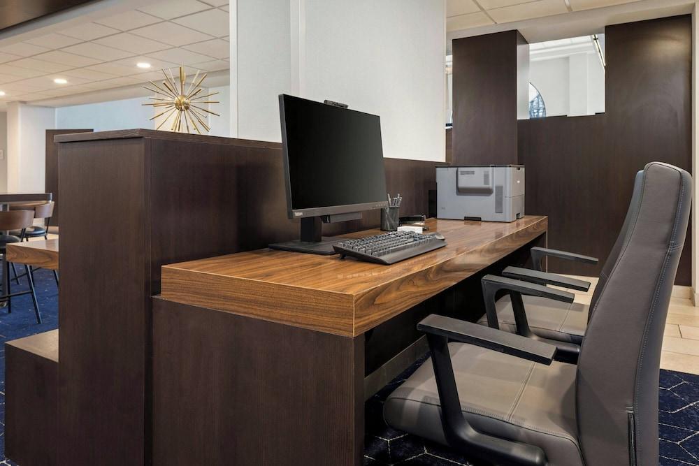 Courtyard by Marriott La Crosse photo 53