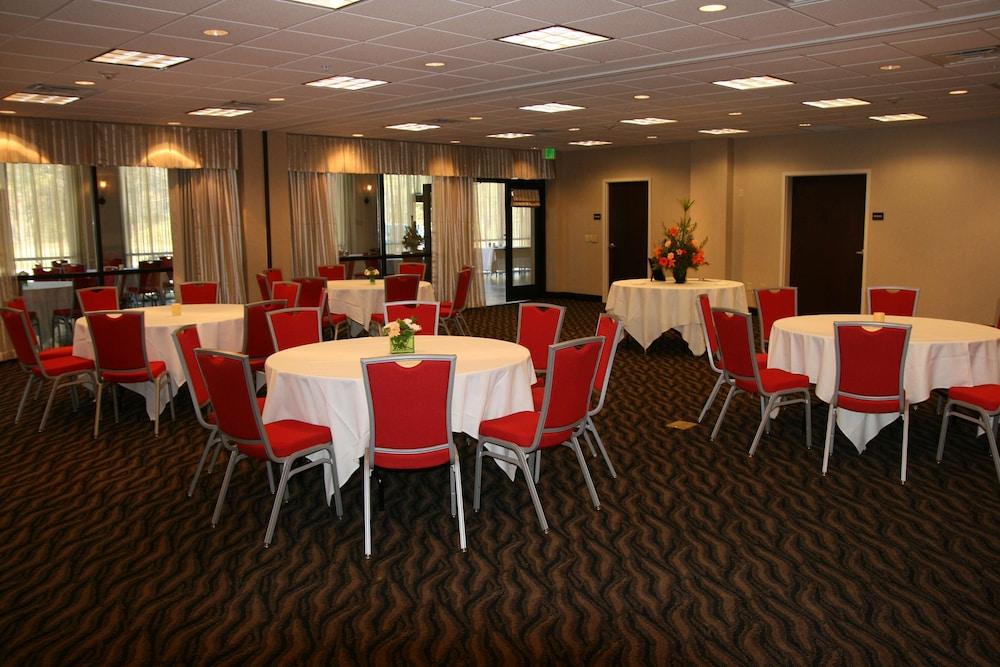 Hampton Inn Jacksonville-Anniston Area photo 57